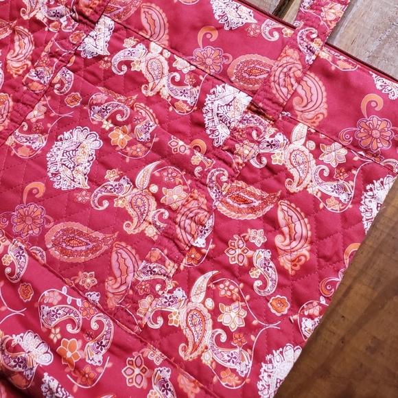 New Arrow Trading soft red paisley quilted large zip tote bag - Picture 4 of 6